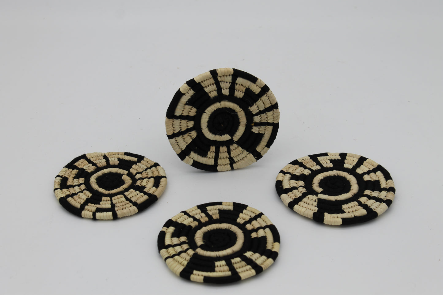Geomaze Sabai Grass Coasters – Handwoven Round vibrant spider designed Coaster Set of 4 | Eco-Friendly, Natural, Trtional Tableware | Size: 15 x 15 x 10 cm