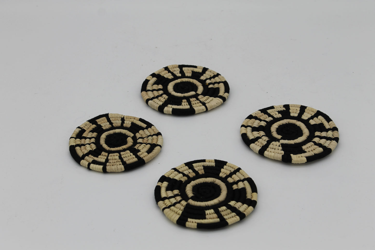 Geomaze Sabai Grass Coasters – Handwoven Round vibrant spider designed Coaster Set of 4 | Eco-Friendly, Natural, Trtional Tableware | Size: 15 x 15 x 10 cm